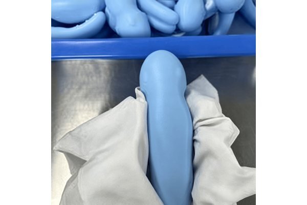 Silicone vibrator surface cleaning after molding